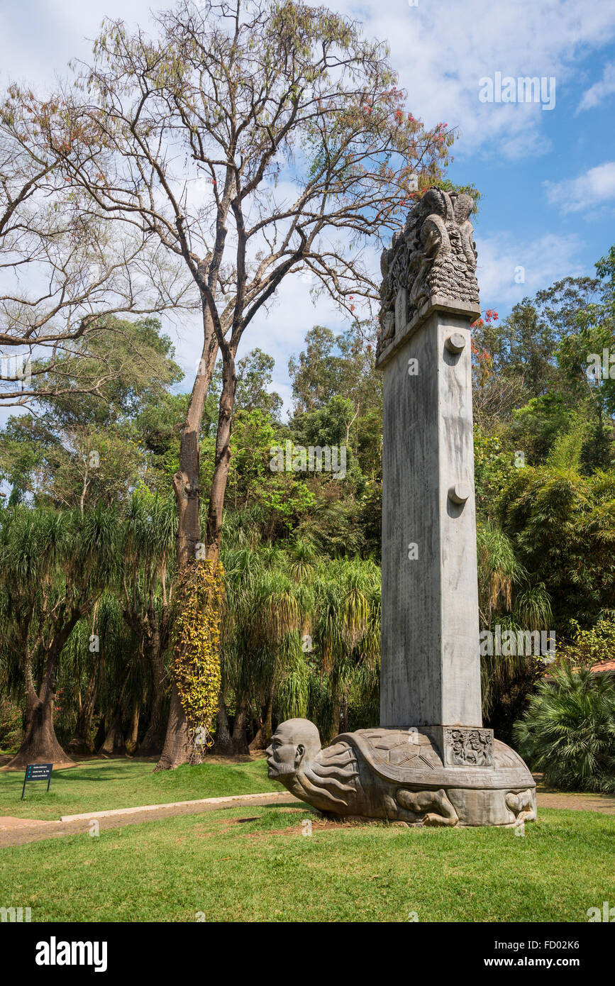 Sculpture 'Gui Tuo Bei', 2001, par Zhang Huan, Inhotim Botanical Garden et musée d'art contemporain, Belo Horizonte, Minas Gerais Banque D'Images