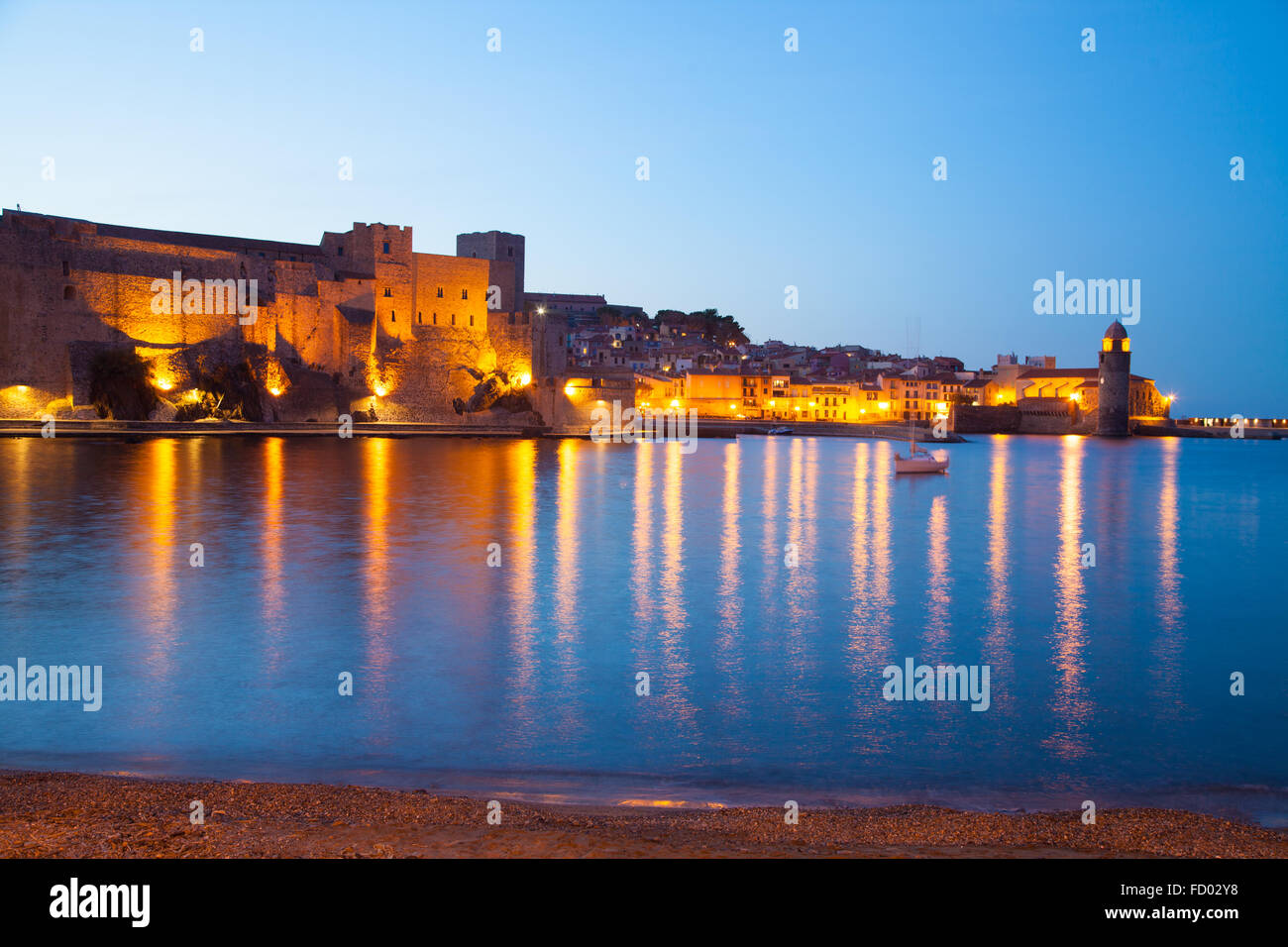 Une vue de la nuit de Collioure dans le sud de la France. Banque D'Images