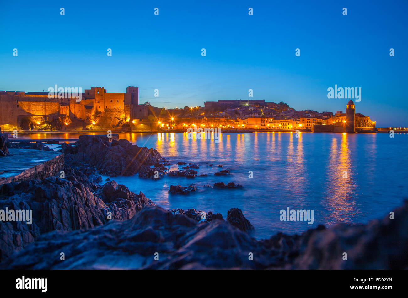 Une vue de la nuit de Collioure dans le sud de la France. Banque D'Images