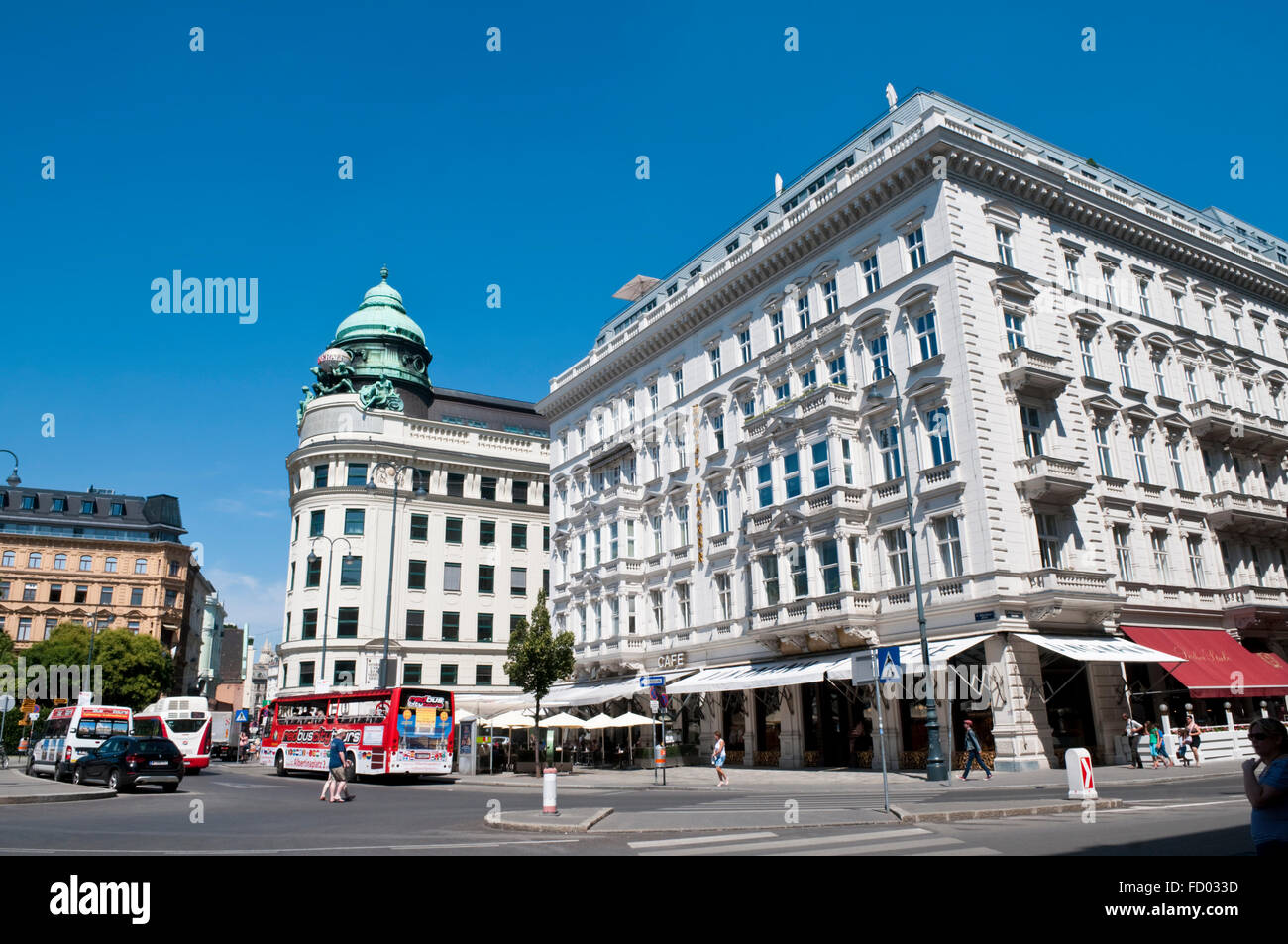 Vue sur Vienne Albertinaplatz, en vers le bâtiment de l'assurance Generali avec l'hôtel Sacher et Cafe Mozart sur le droit Banque D'Images