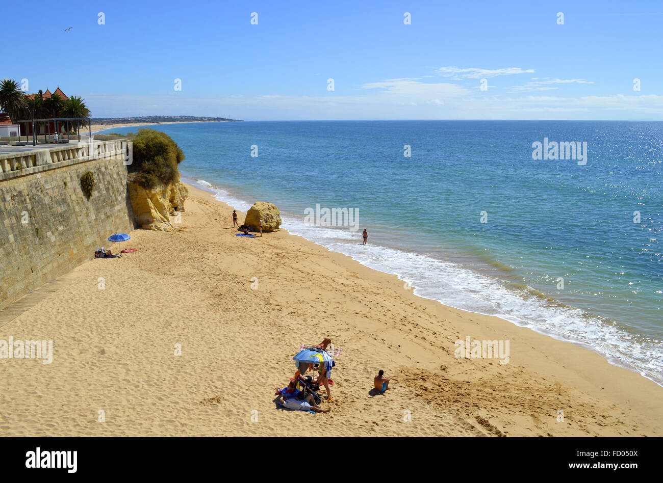 Les touristes profitant du beau temps sur Armaçao de Pera Beach sur la côte de l'Algarve Banque D'Images
