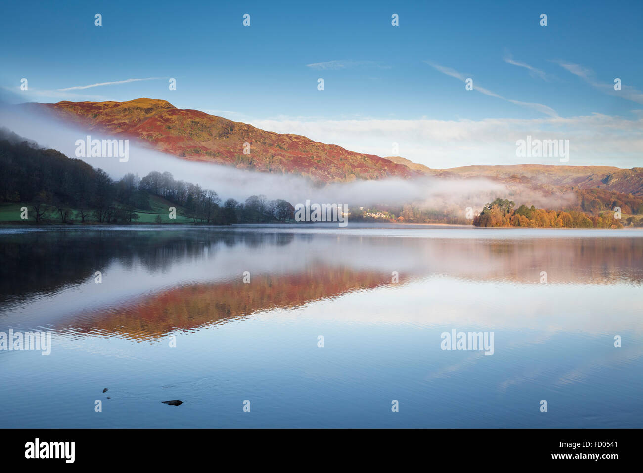 Lac Grasmere réflexions et mist, Lake District, Cumbria, England, UK Banque D'Images