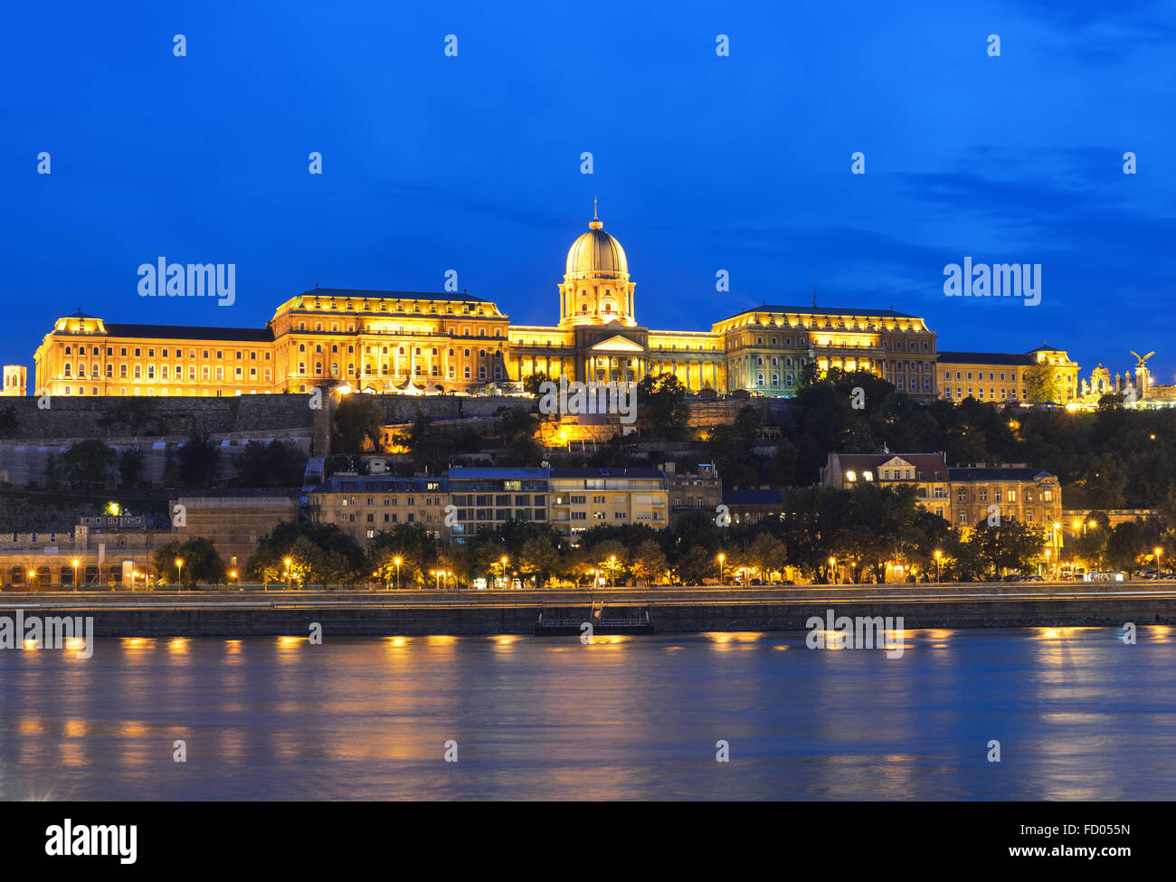 Le Château de Buda (Palais Royal) et Danube dans la nuit. Budapest, Hongrie. Banque D'Images