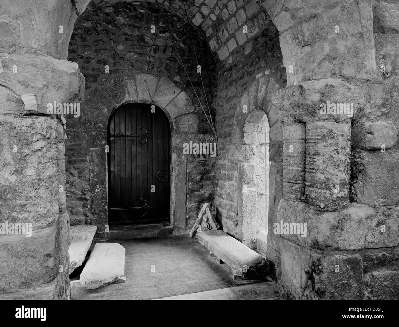 Intérieur du porche ouest anglo-saxonne de la cathédrale St Pierre de l'église monastique, Monkwearmouth, créé par AD674 Saint Benoît Biscop. Banque D'Images