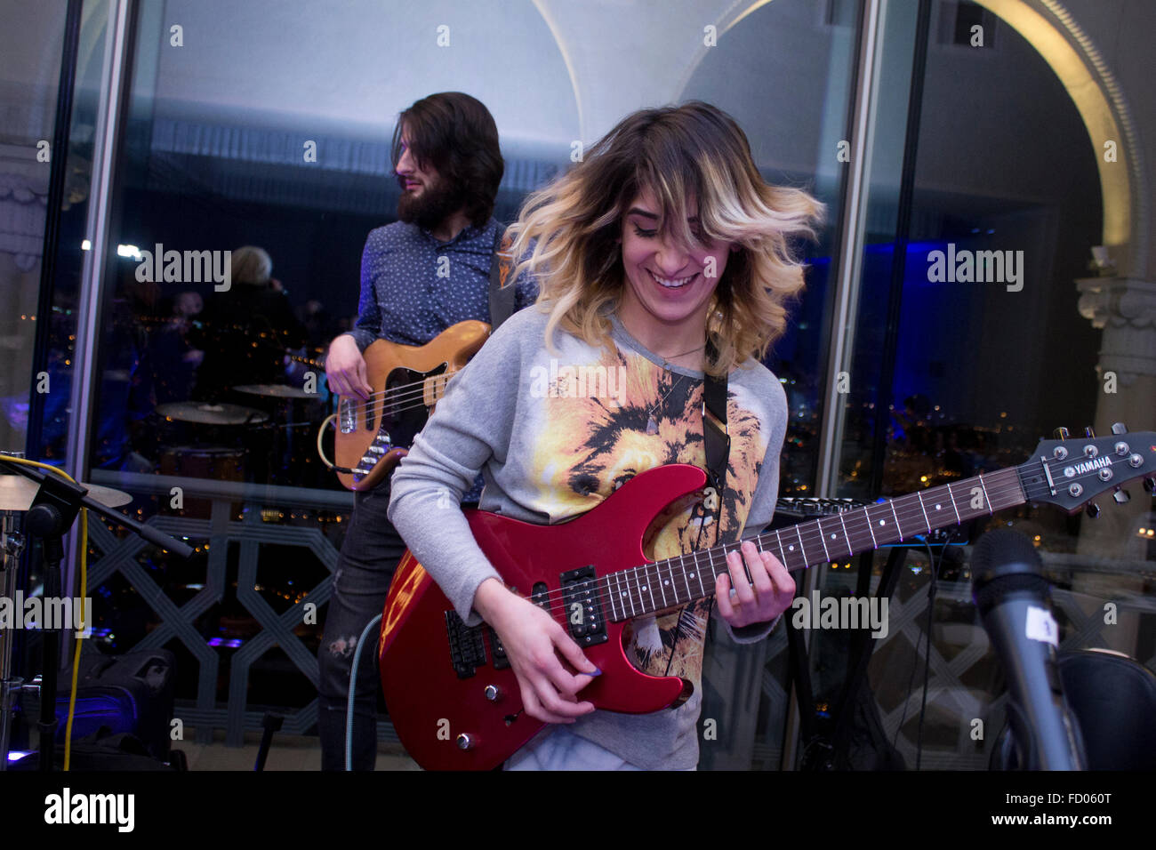 Music Band - Band E Rouleau, Dea Bezhuashvili au Restaurant funiculaire, Tbilissi, Géorgie - 12.22.2015 Banque D'Images