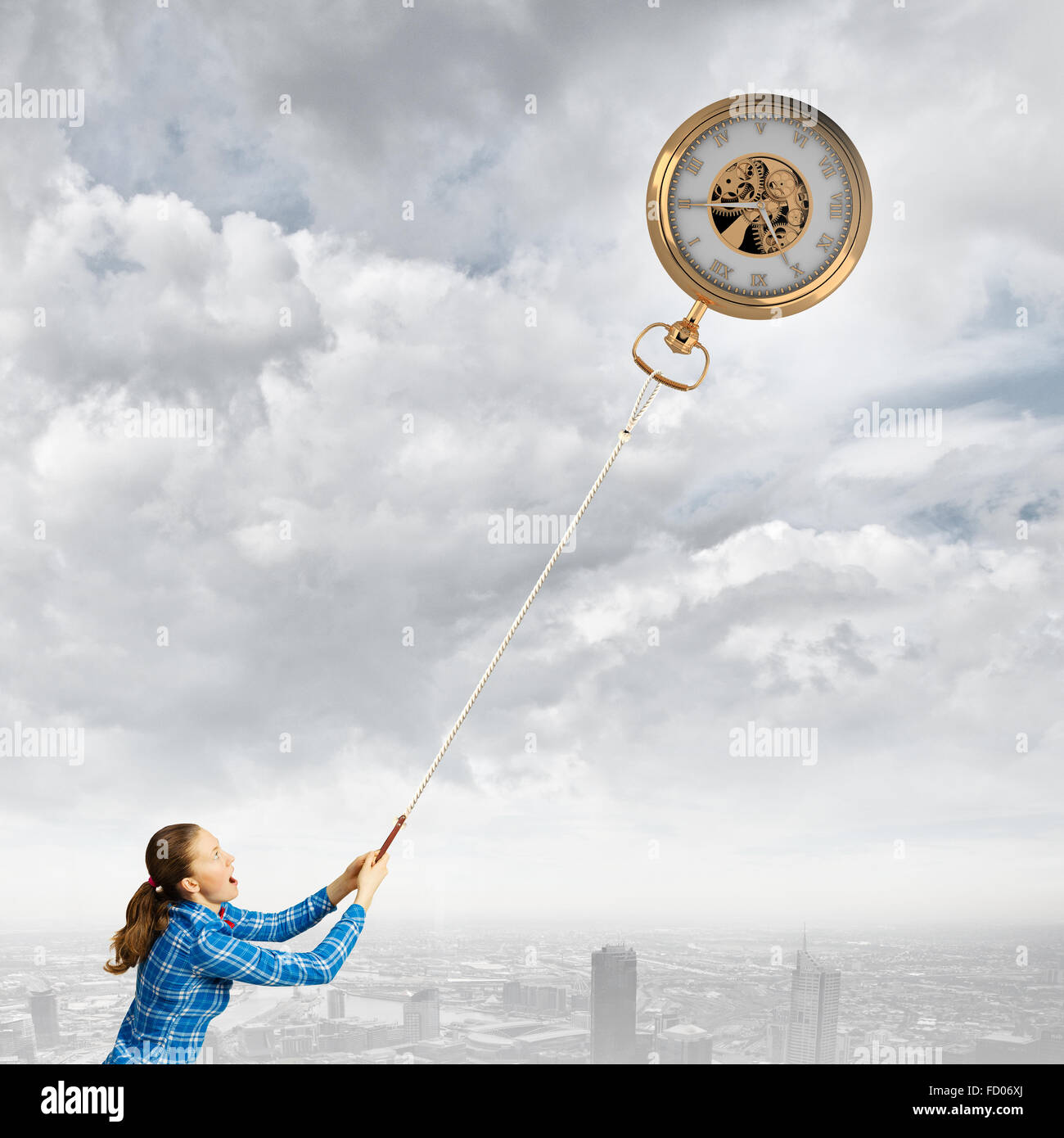 Jeune femme debout sur le bord du rocher avec montre de poche Banque D'Images