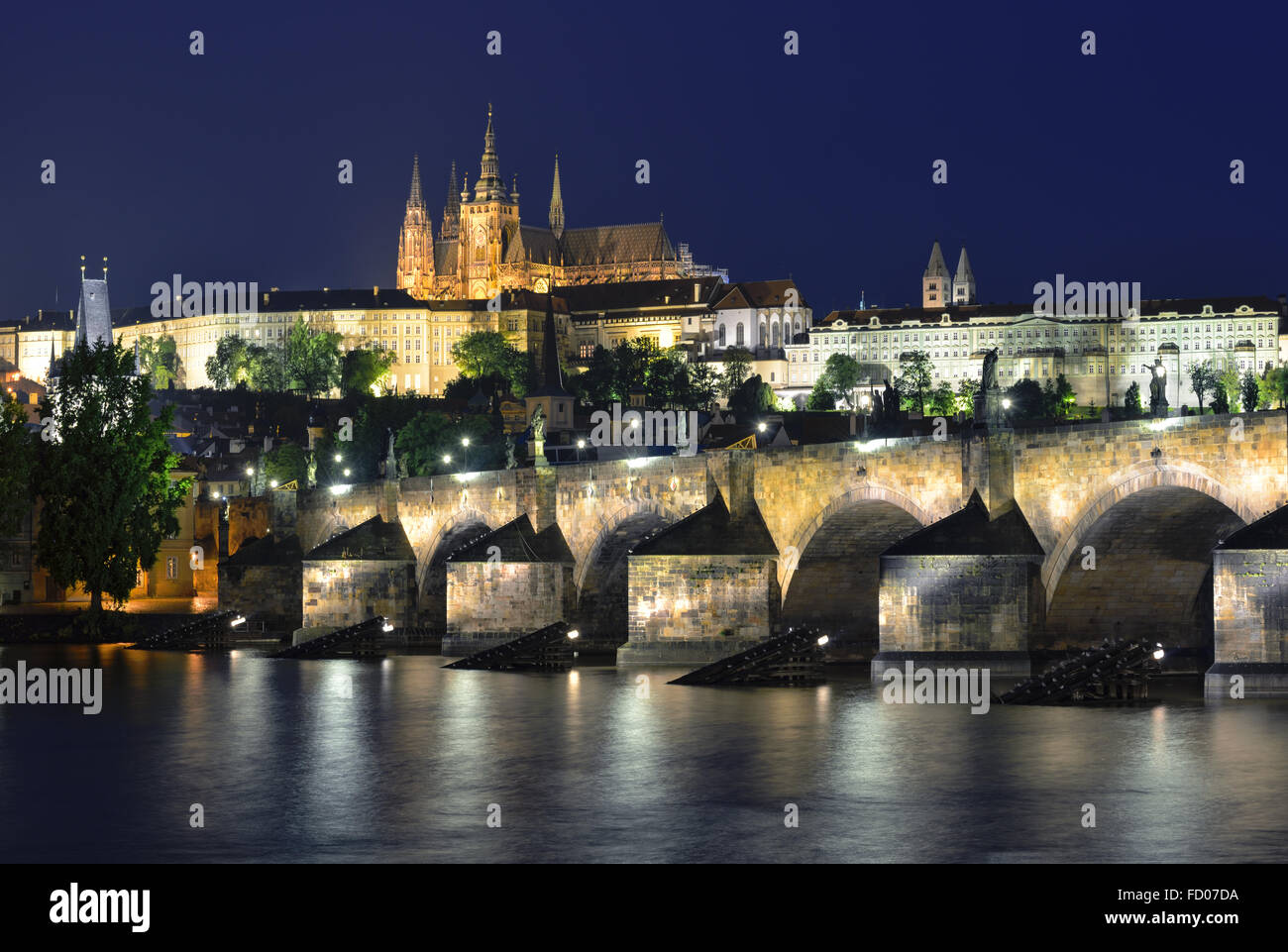 Vltava, Pont Charles et de la cathédrale Saint-Guy la nuit contre un ciel bleu foncé. Karluv Most, Prazsky hrad. Prague. République tchèque Banque D'Images