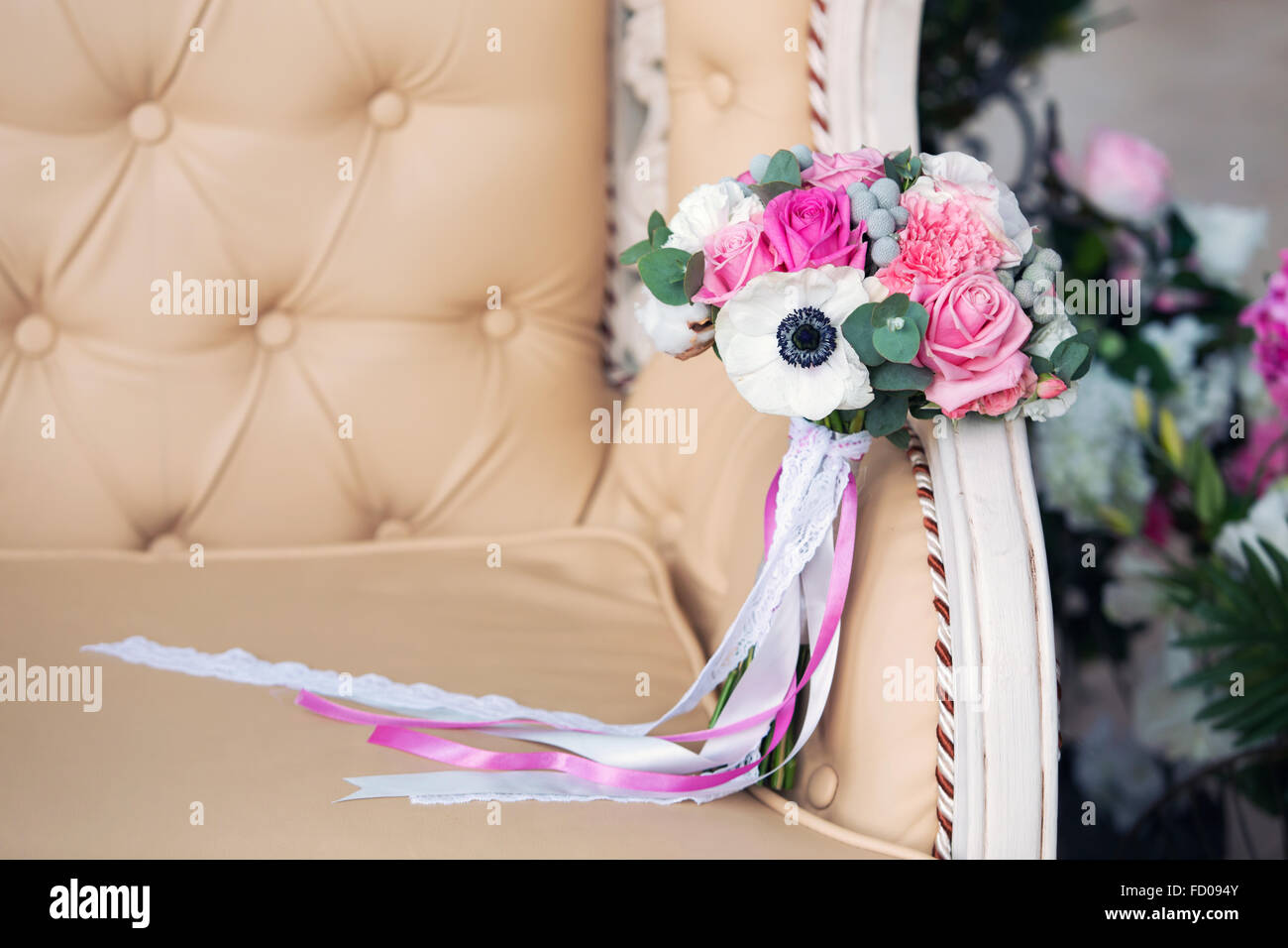 Bouquet de mariée rose doux sur un canapé beige Banque D'Images Bouquet de mariée rose doux sur un canapé beige Banque D'Images