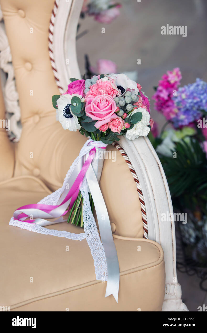 Bouquet de mariée rose doux sur un canapé beige Banque D'Images Bouquet de mariée rose doux sur un canapé beige Banque D'Images