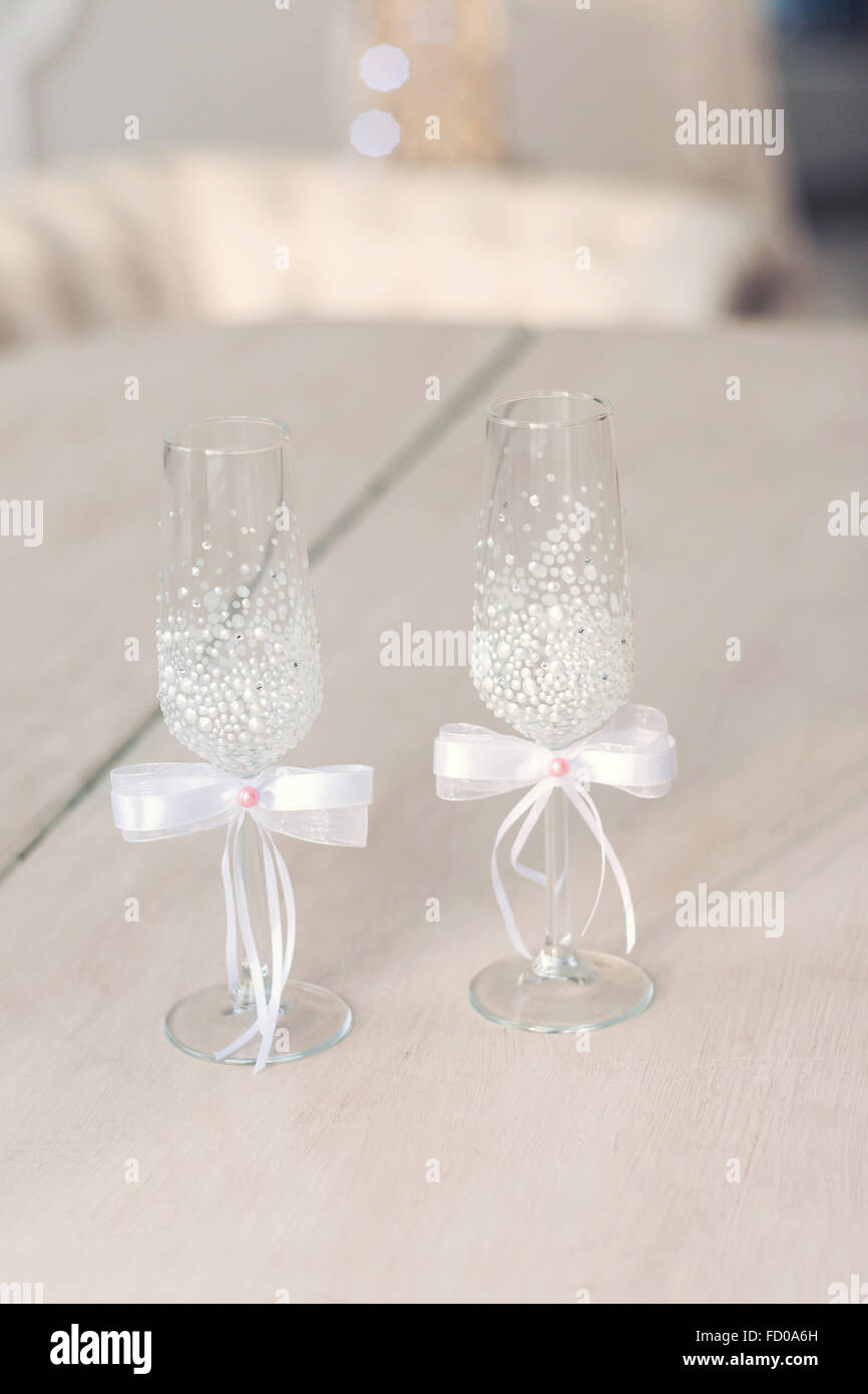 Blanc mariage décoration deux un verre d'arcs sur une table en bois Banque D'Images Blanc mariage décoration deux un verre d'arcs sur une table en bois Banque D'Images