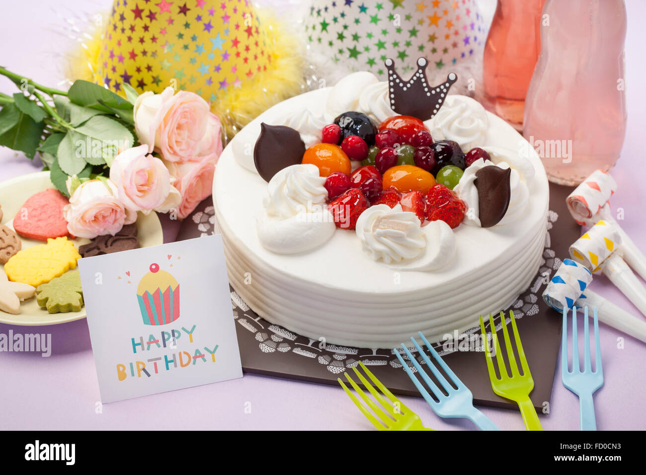 Gâteau à la crème blanche et joyeux anniversaire carte avec fourche et autres objets connexes célébration anniversaire Banque D'Images