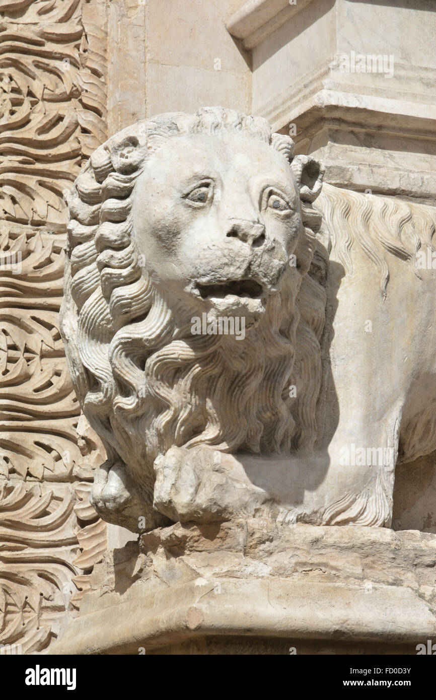 Belle statue de lion en marbre d'un lion dans le centre médiéval de Pérouse Banque D'Images