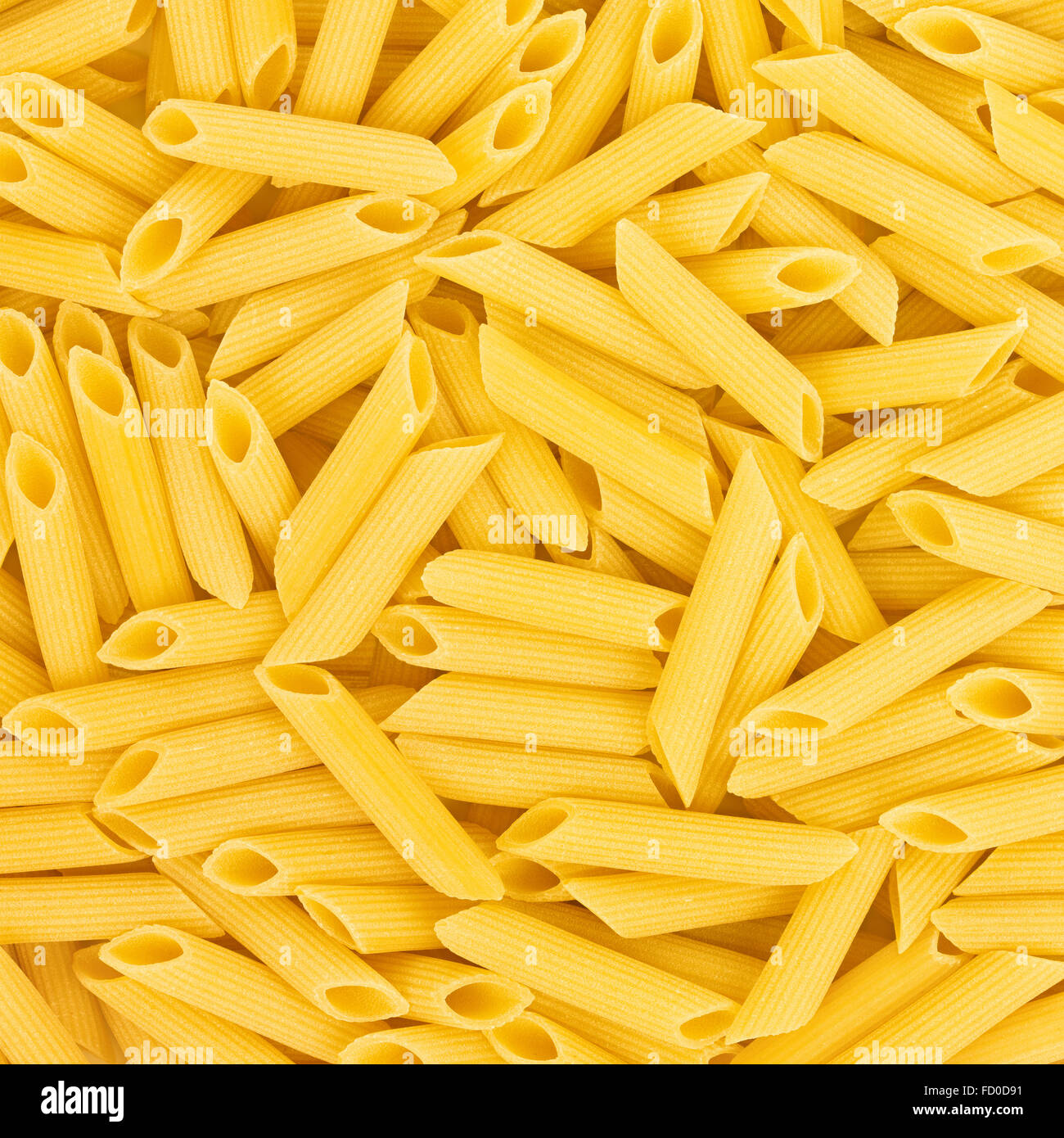 Penne Rigate pâtes italienne Macaroni cru de nourriture ou de texture de fond close up Banque D'Images