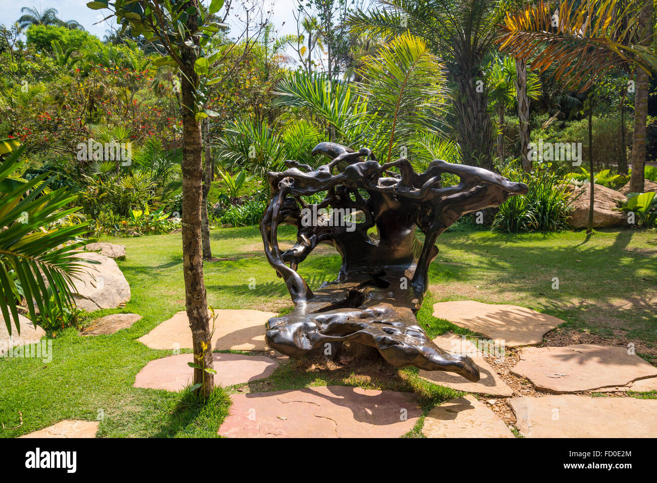 La sculpture sur bois, Inhotim Botanical Garden et musée d'art contemporain, Belo Horizonte, Minas Gerais, Brésil Banque D'Images