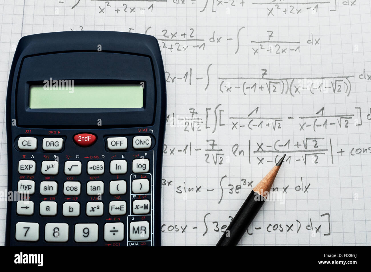 Concept mathématique - calculatrice et crayon sur une feuille de papier avec des formules mathématiques Banque D'Images