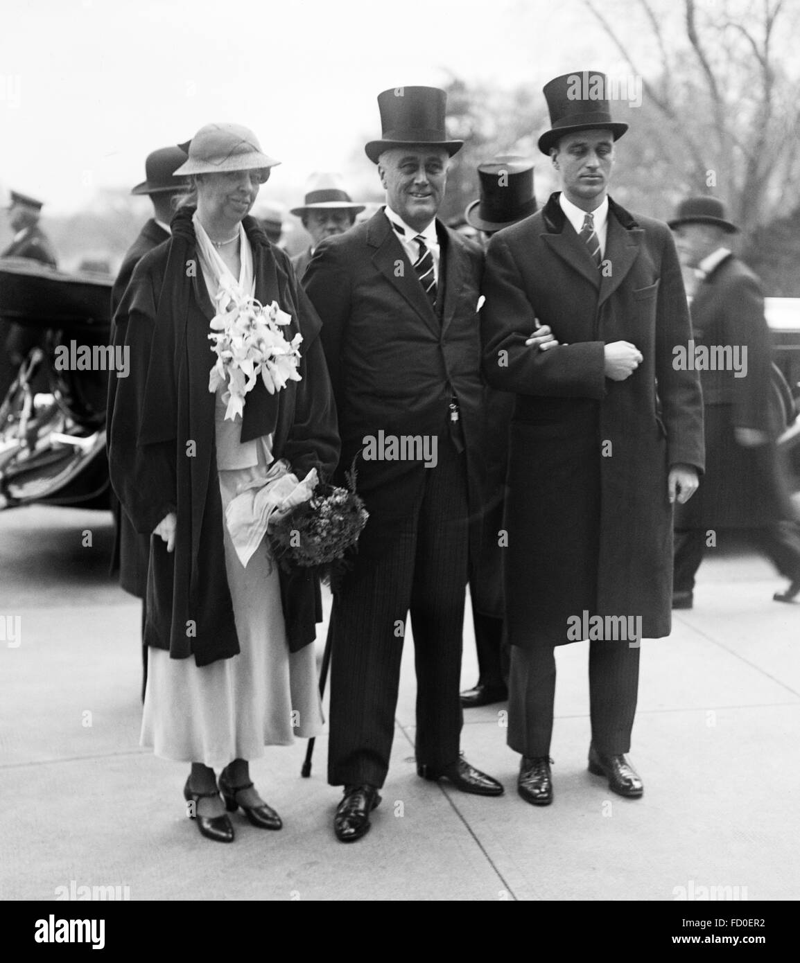 Le président Franklin D. Roosevelt (centre), le 32e Président des Etats-Unis, avec sa femme, Eleanor Roosevelt (à gauche) lors de son investiture à Washington DC le 4 mars 1933 Banque D'Images