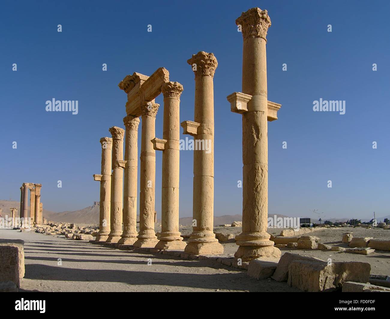 La grande colonnade de l'Empire romain et ruines de l'ancienne ville sémitique de Palmyre 16 juin 2006 dans l'actuelle Syrie, Homs, Tadmur. Découvertes archéologiques la ville date de la période néolithique et il a été détruit par des militants de l'État islamique en 2015. Banque D'Images