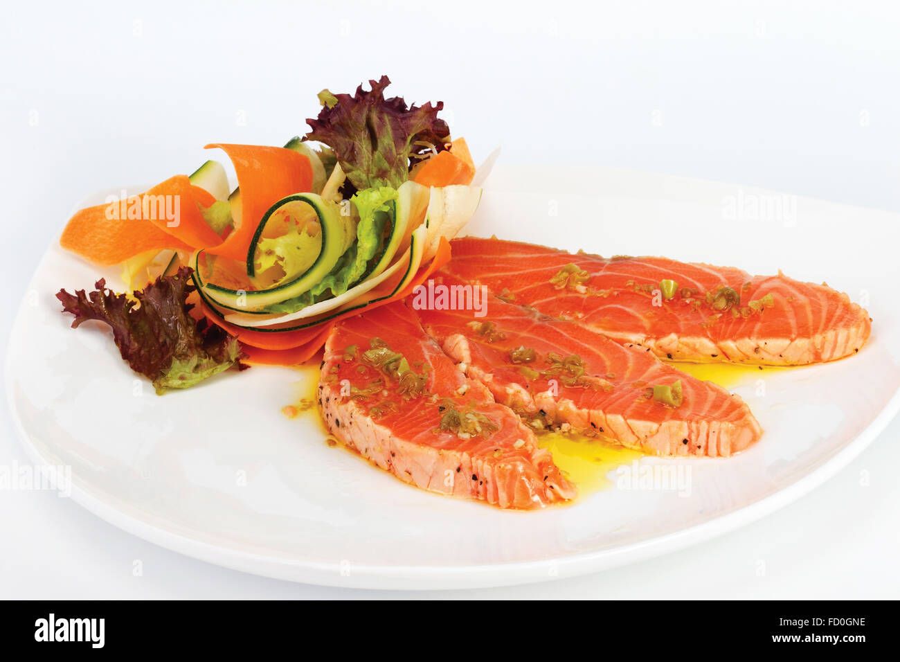 Carpaccio de saumon avec les légumes dans un restaurant Banque D'Images
