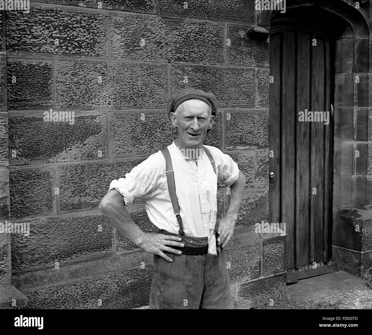 Homme de travail église des années 1950 sexton grave creuseur à l'église Ketley dans le Shropshire Banque D'Images