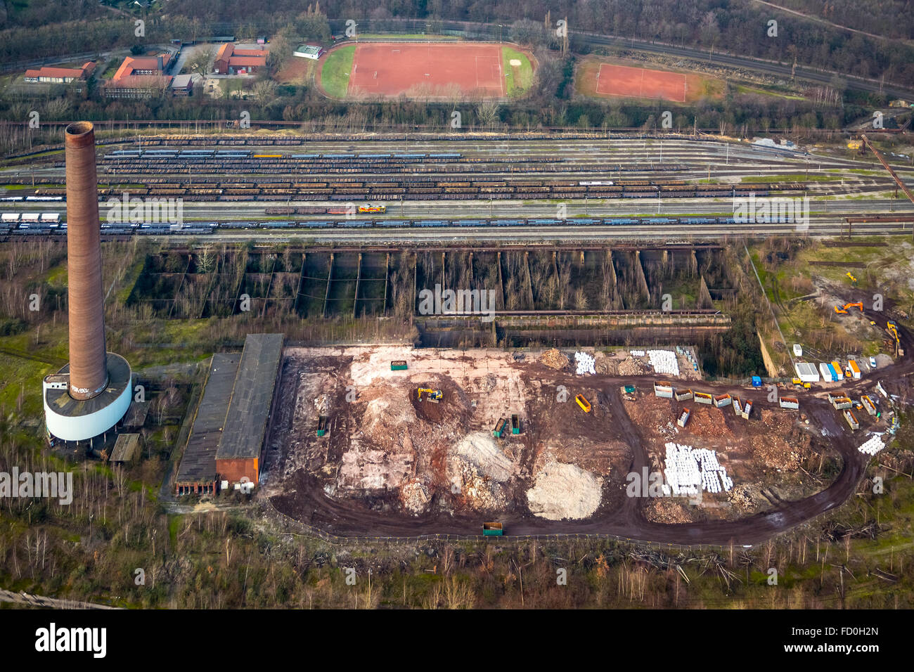 Vue aérienne, démolition de l'usine de fabrication d'Duisburg-Beeck, cheminée en brique, les changements structurels, ruine industrielle, Duisburg, Banque D'Images