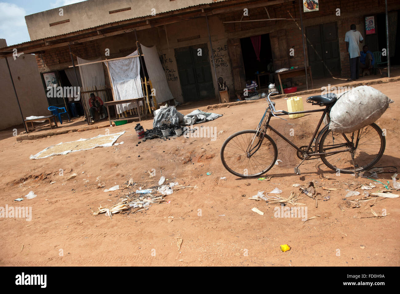 Magasins en zone rurale en bordure de village ougandais. Affichant un faible niveau de vie et la pauvreté. L'Ouganda Banque D'Images