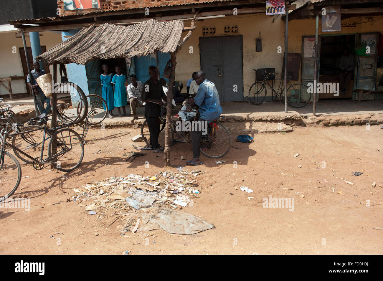 Magasins en zone rurale en bordure de village ougandais. Affichant un faible niveau de vie et la pauvreté. L'Ouganda Banque D'Images