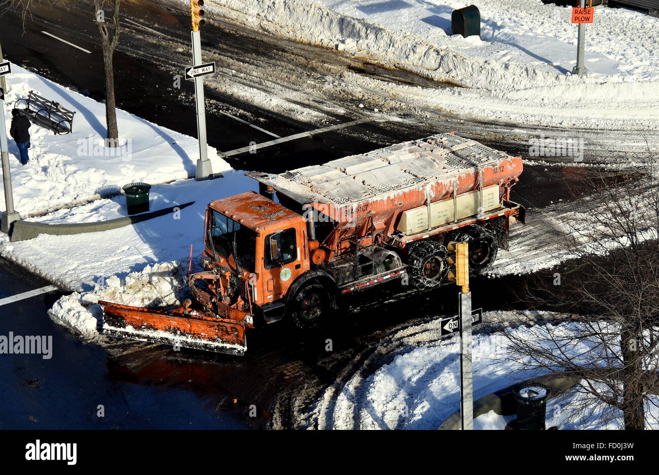 La ville de New York : New York de l'assainissement Ministère chariot labourant la neige sur Broadway à la 143e Rue Ouest à Hamilton Heights * Banque D'Images