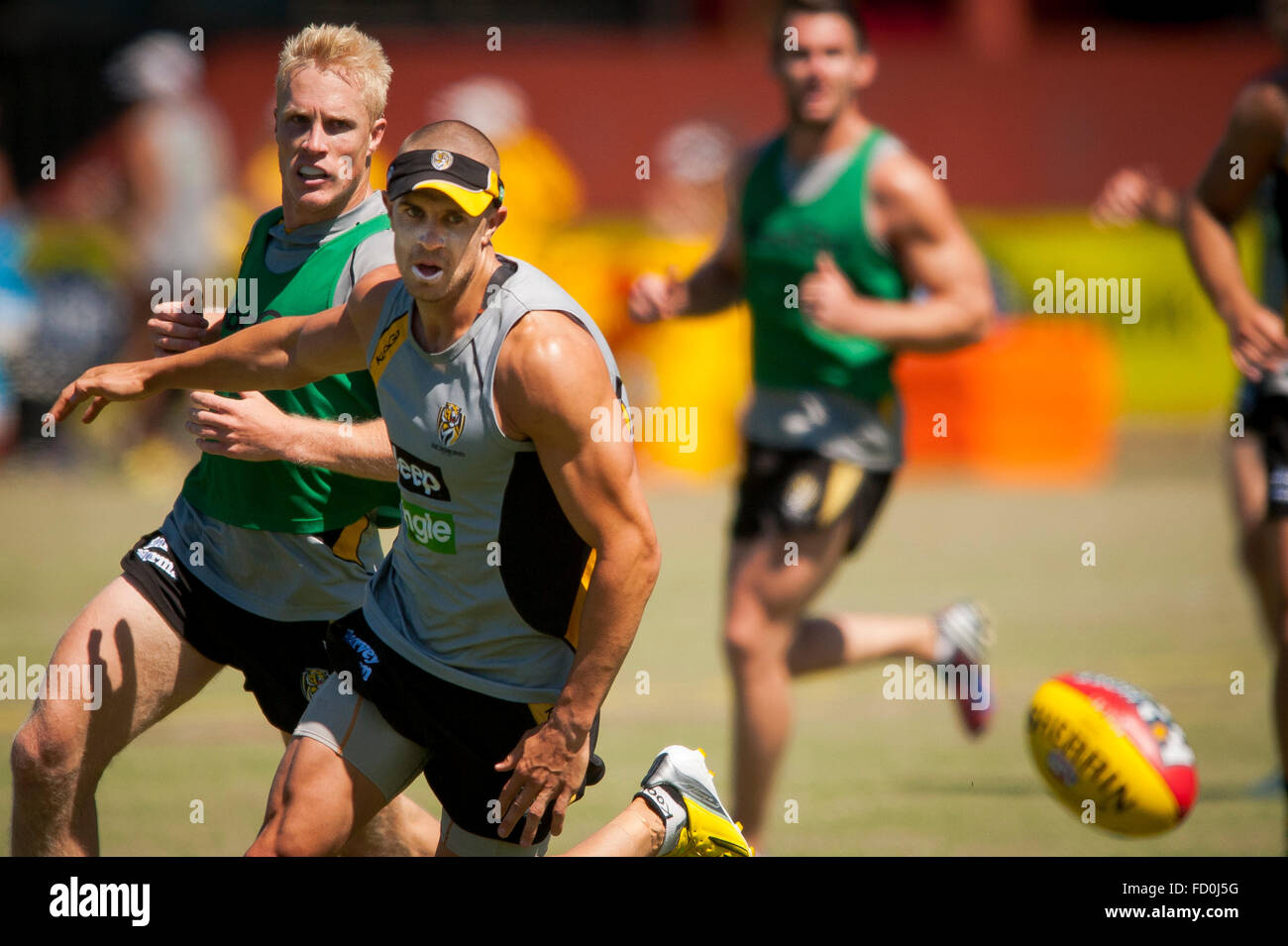 Les hommes de l'Australian Football League's Richmond Tigers à une pratique d'été Banque D'Images