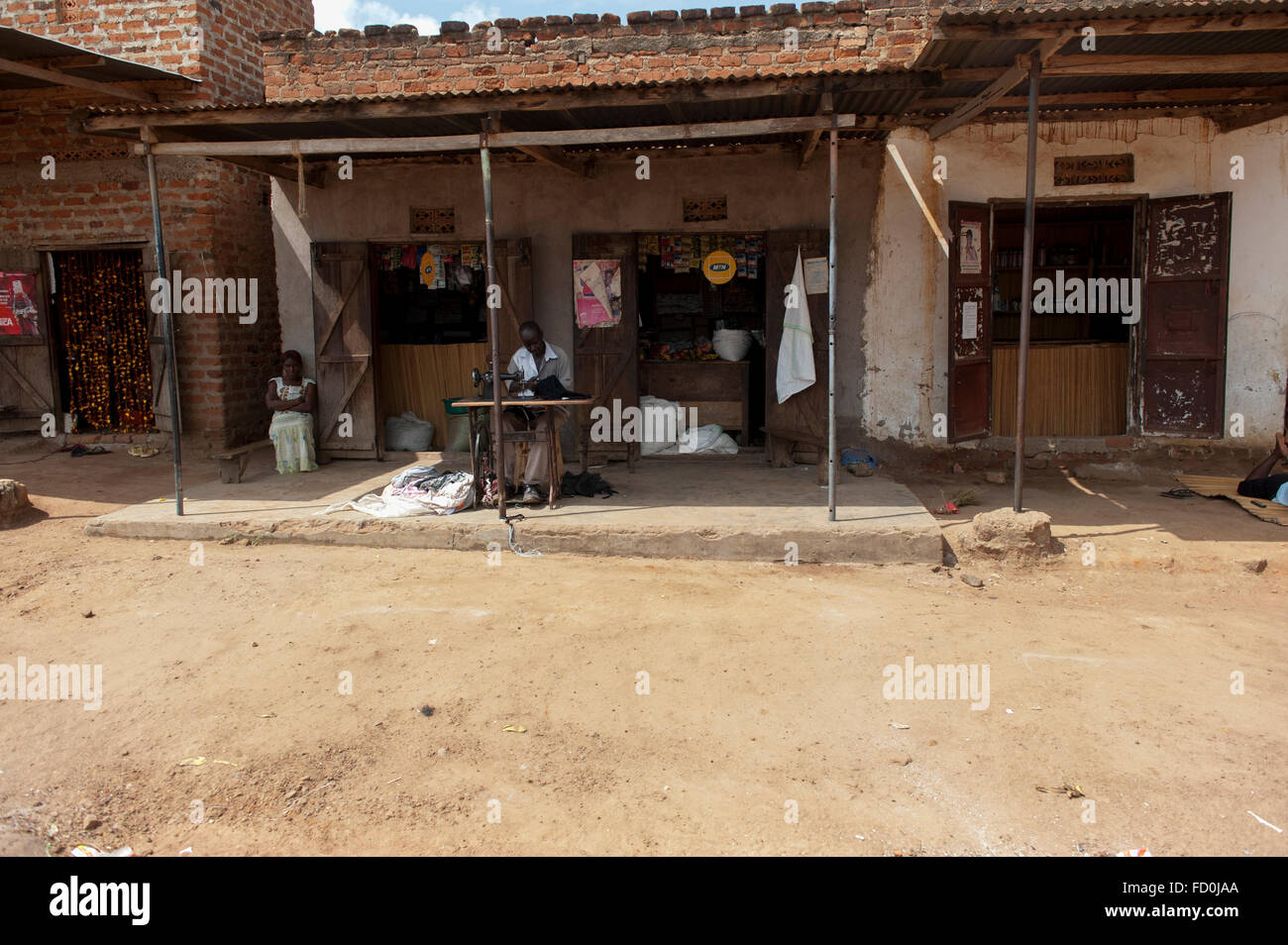 Magasins en zone rurale en bordure de village ougandais. Affichant un faible niveau de vie et la pauvreté. L'Ouganda Banque D'Images