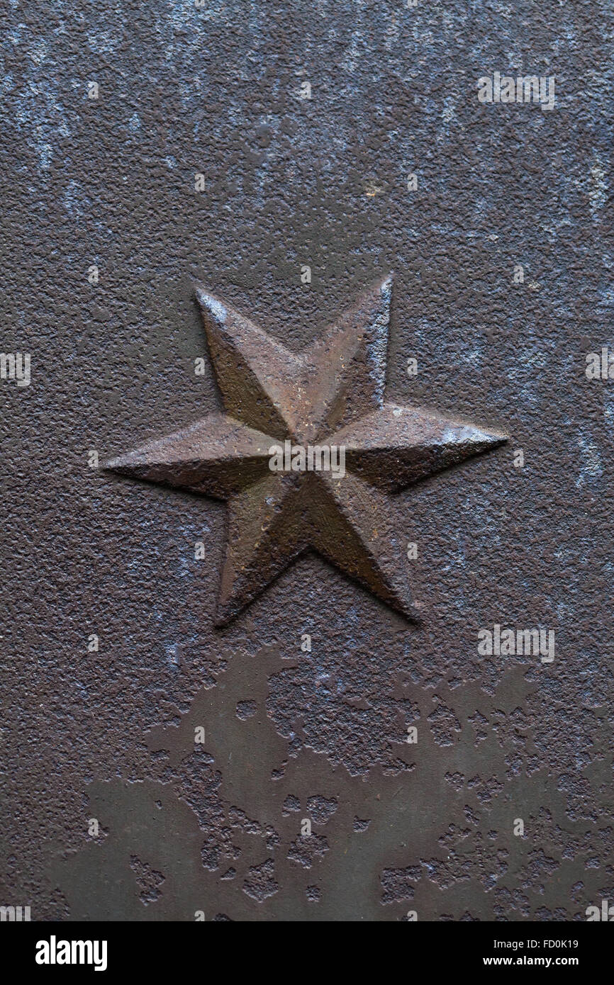 En fonte de fer hexagramme. Détail d'une pierre tombale dans le cimetière à Creglingen, Baden-Wurttemberg, Allemagne. Banque D'Images