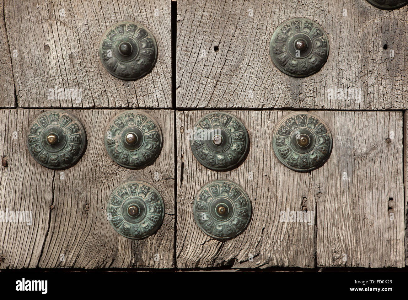 Vieille porte en bois fixés avec de gros rivets en laiton dans le quartier Albaicin à Grenade, Andalousie, espagne. Banque D'Images