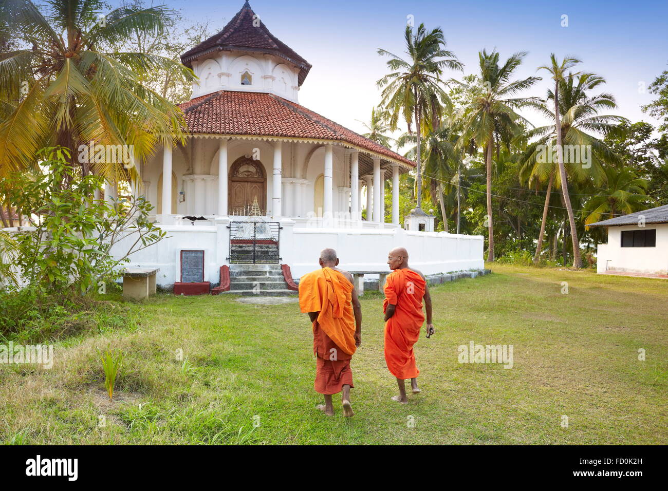 Sri Lanka - Koggala, Moines allant au Temple Purana Nawamunise Banque D'Images