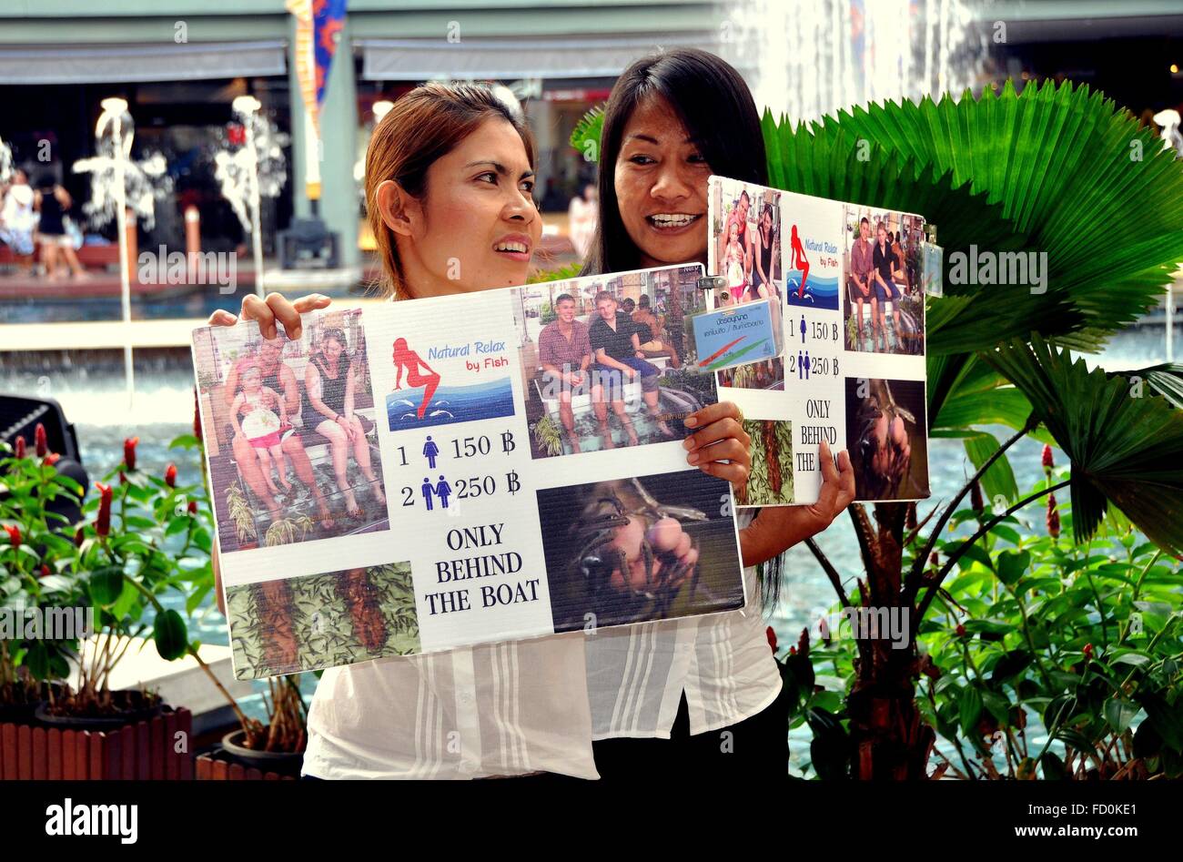 Patong City / Phuket, Thailande : deux femmes thaïlandaises avec des signes la promotion d'un massage au spa du poisson Jung Ceylon shopping centre Banque D'Images