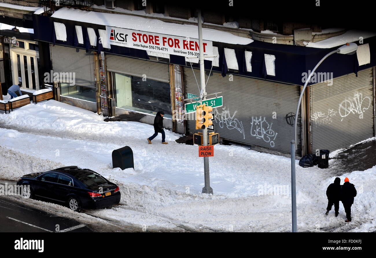 New York City : devanture vide sur Broadway dans l'ouest de la 143e rue et les trottoirs couverts de neige à la suite de la tempête de janvier 23 Banque D'Images