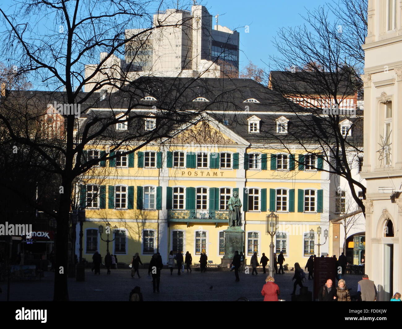 Regardez dans la partie "ünsterplatz» avec Memorial Beethoven, bureau de poste et la nouvelle mairie dans l'arrière-plan, à Bonn, Allemagne Banque D'Images