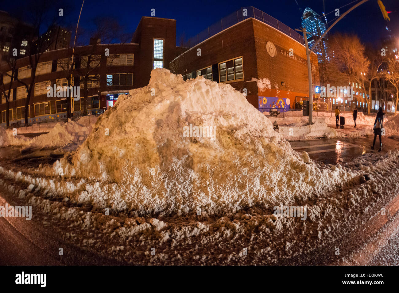 Des monticules de neige géante dans le processus d'obtention de filthy indescriptible sont entassés dans le quartier de Chelsea à New York au lendemain de la tempête Jonas le Dimanche, Janvier 24, 2016. Le blizzard de dumping de 26,8 pouces sur Central Park ce qui en fait le deuxième montant le plus élevé depuis que l'on a commencé en 1869. (© Richard B. Levine) Banque D'Images