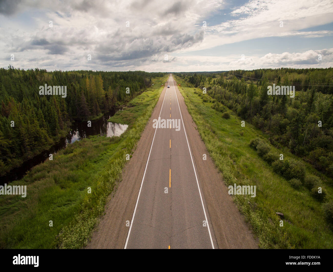 Canada, Manitoba, Thompson, vue aérienne de l'autoroute à travers la forêt boréale Banque D'Images