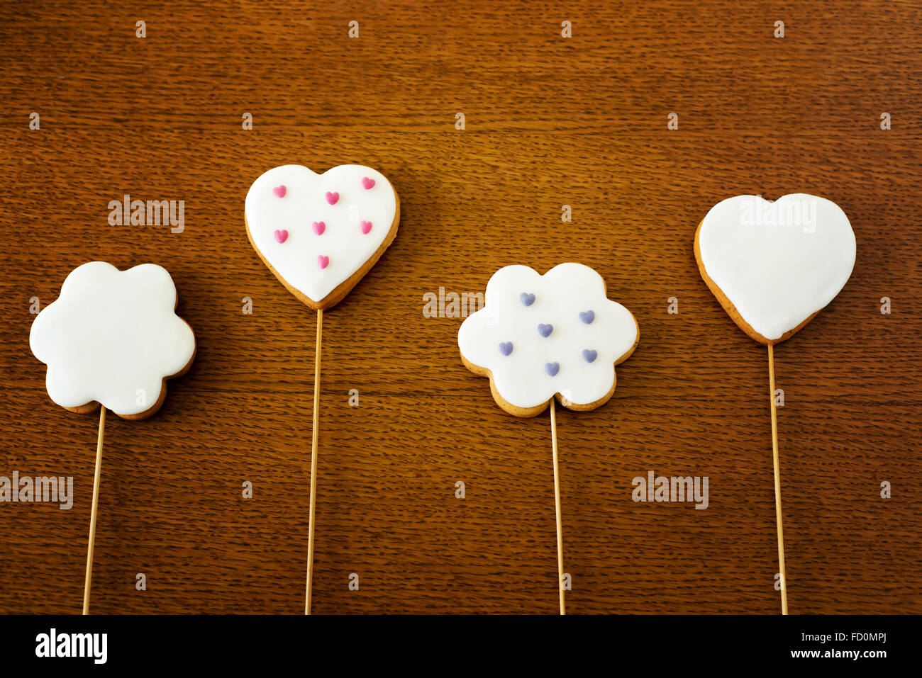 Une photo de cookies sur la table en bois. Banque D'Images