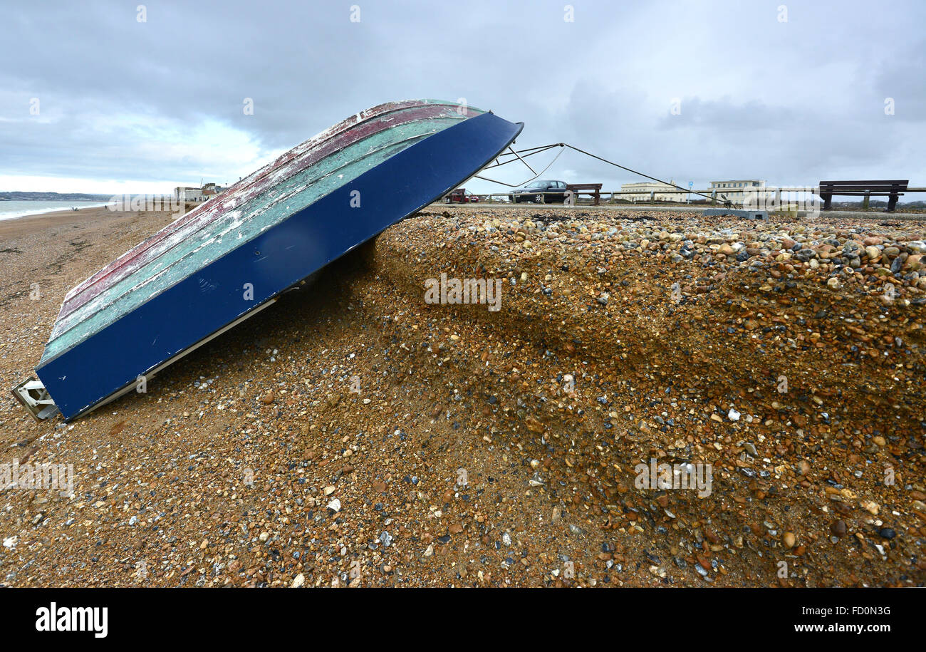La plage de Seaford, East Sussex, UK. montrant servere l'érosion côtière après les tempêtes d'hiver Banque D'Images
