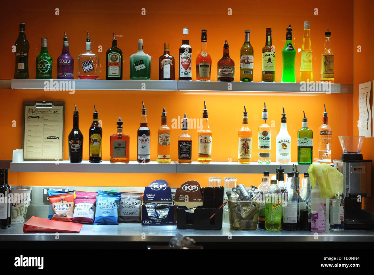 Affichage moderne et propre de boissons derrière un bar. Janvier 2016 Banque D'Images