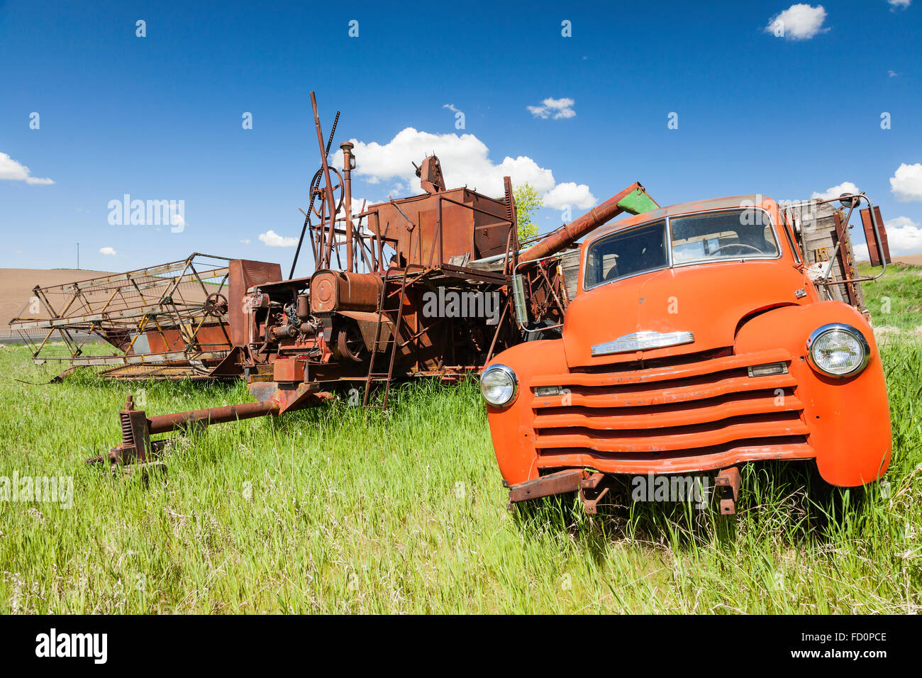 Chevrolet 1949 abandonnés Loadmaster camion agricole et matériel de récolte d'assis sur le côté d'un champ de blé fraîchement labourés Banque D'Images