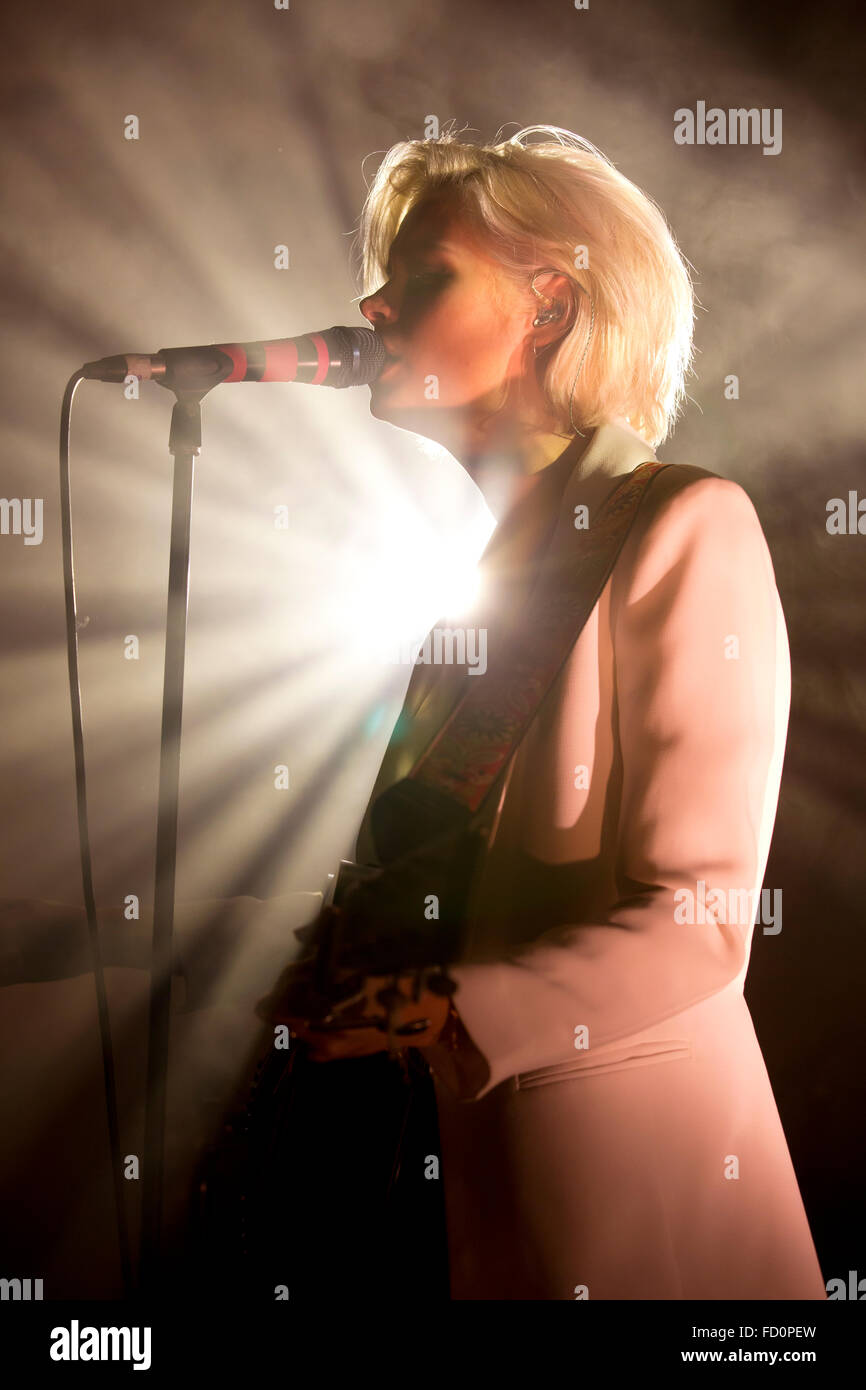 Londres, Royaume-Uni. 26 janvier, 2016. Nina Nesbitt, 21 l'exécution au Bush Hall, London Shepherds Bush, cette soirée qui s'annonce de la sortie de son 'Modern Love' EP qui est sortie le 5 février. Credit : Oliver Dixon/Alamy Live News Banque D'Images