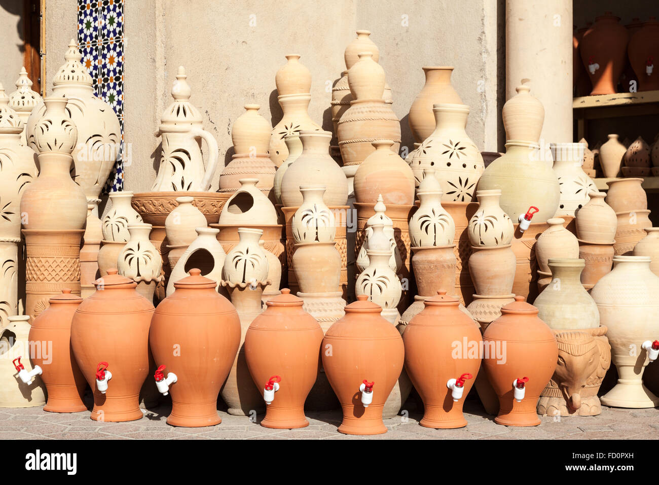 Pots en terre cuite pour la vente au souk de Nizwa, Oman Banque D'Images