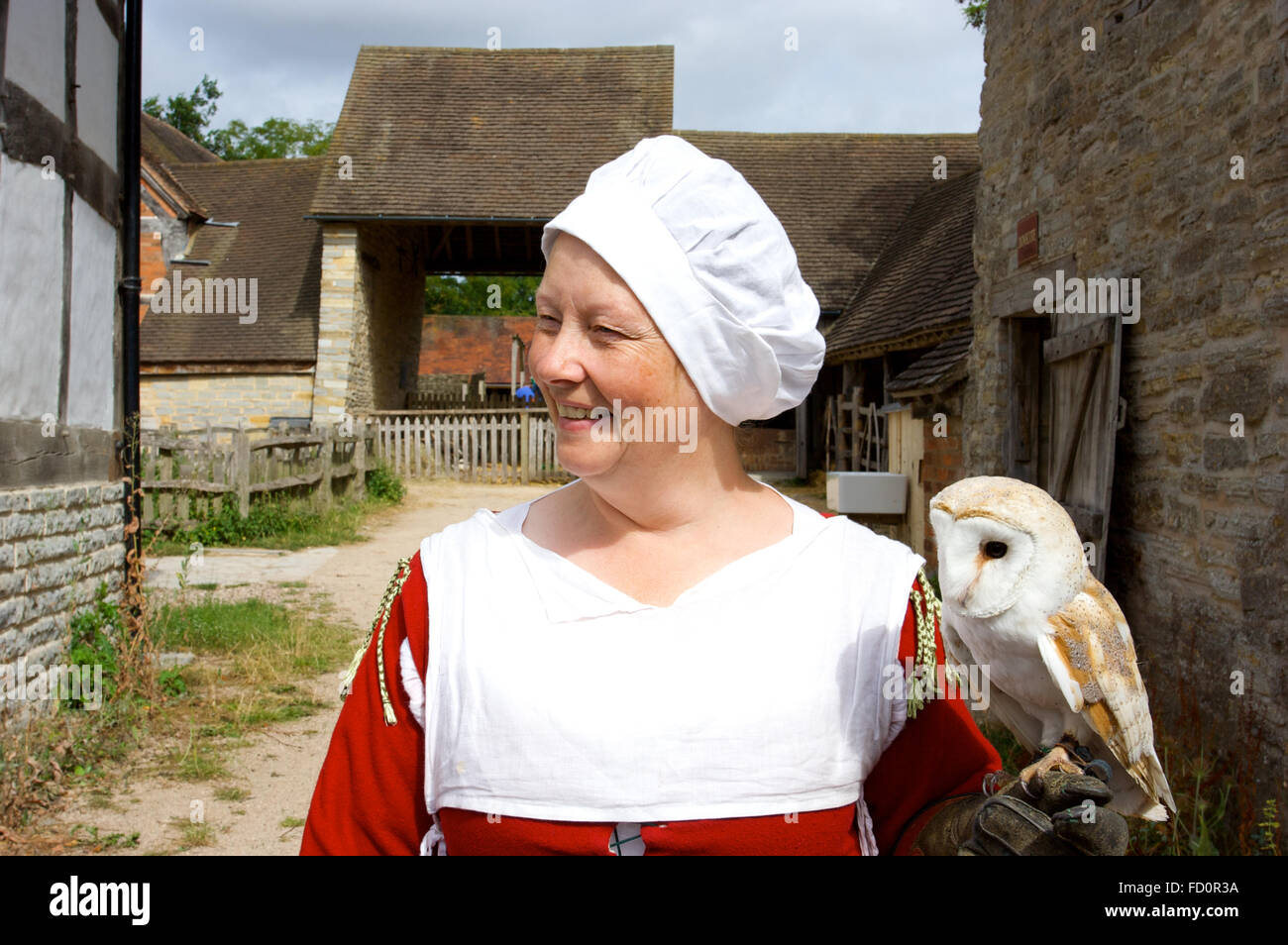 Lady holding millie la grange possède dans une exposition de fauconnerie à Mary Arden’s Farm à Stratford-upon-Avon. Banque D'Images