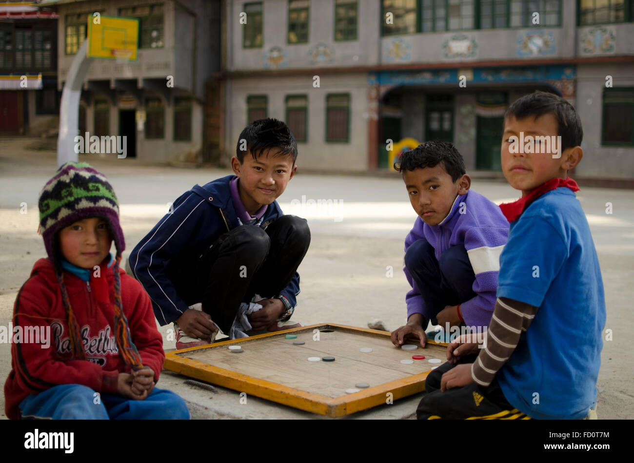 Les enfants jouant au Carrom Tibetan Refugee Self Help Centre, Darjeeling, Inde Banque D'Images