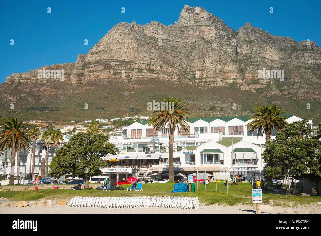 Vue sur le complexe de la plage de Camps Bay, Camps Bay, Cape Town, Western Cape Province, République d'Afrique du Sud Banque D'Images