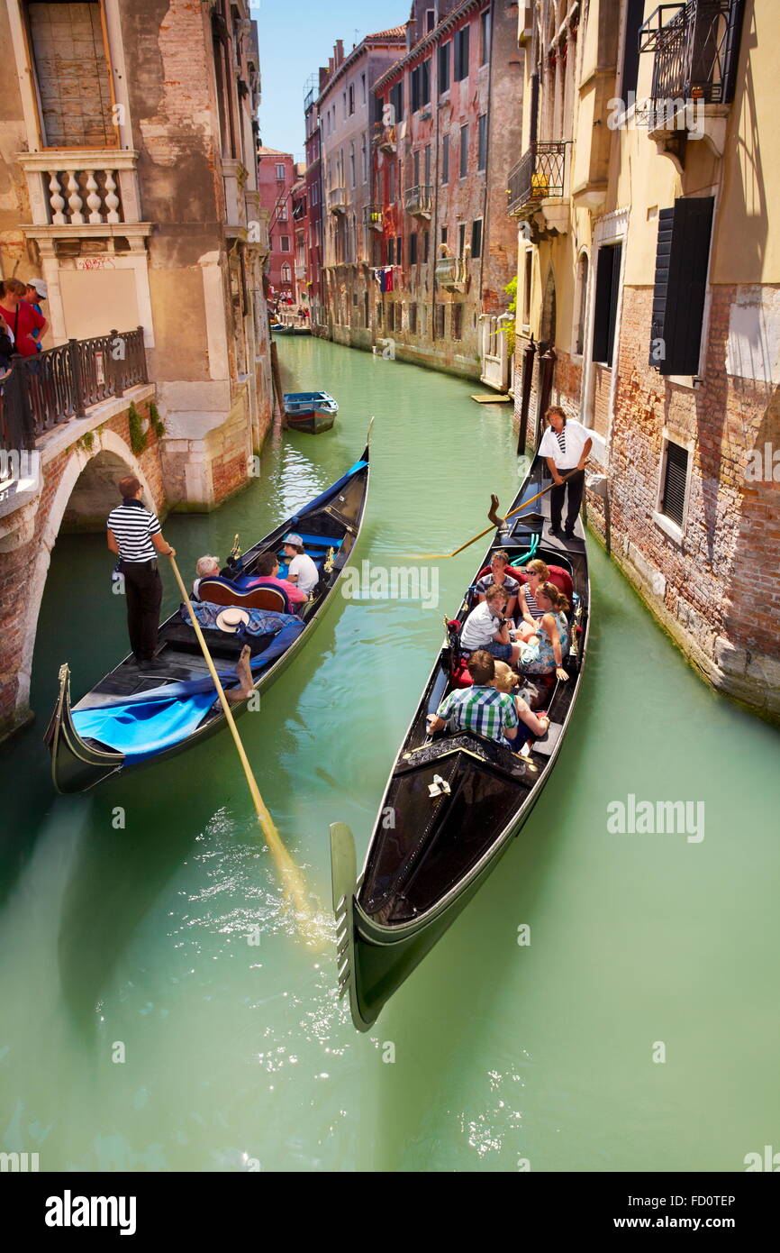 - Télécabine de Venise avec les touristes sur le canal, Italie Banque D'Images