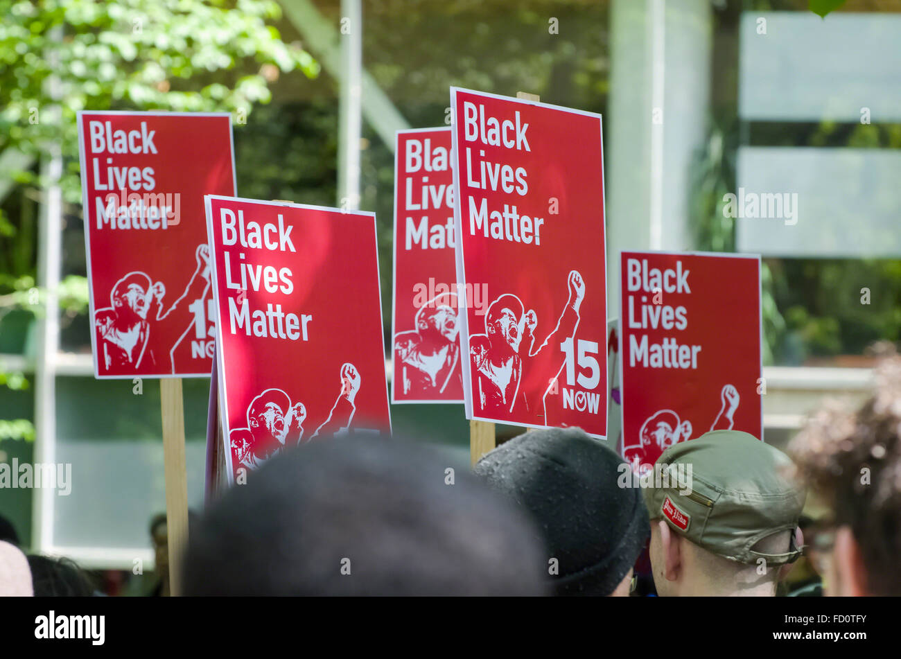 Des pancartes Black vit en suspension sont transportées par des manifestants lors d'un 2015 Don't Shoot rally à Portland, Oregon Banque D'Images