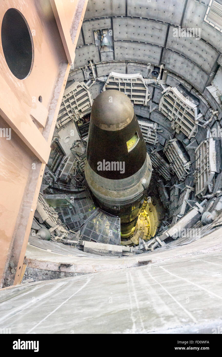 Vue de dessus du missile Titan II en silo avec la plupart des plates-formes d'accès soulevées & coupe du trou dans le nez de l'ogive à exposer dépose Banque D'Images