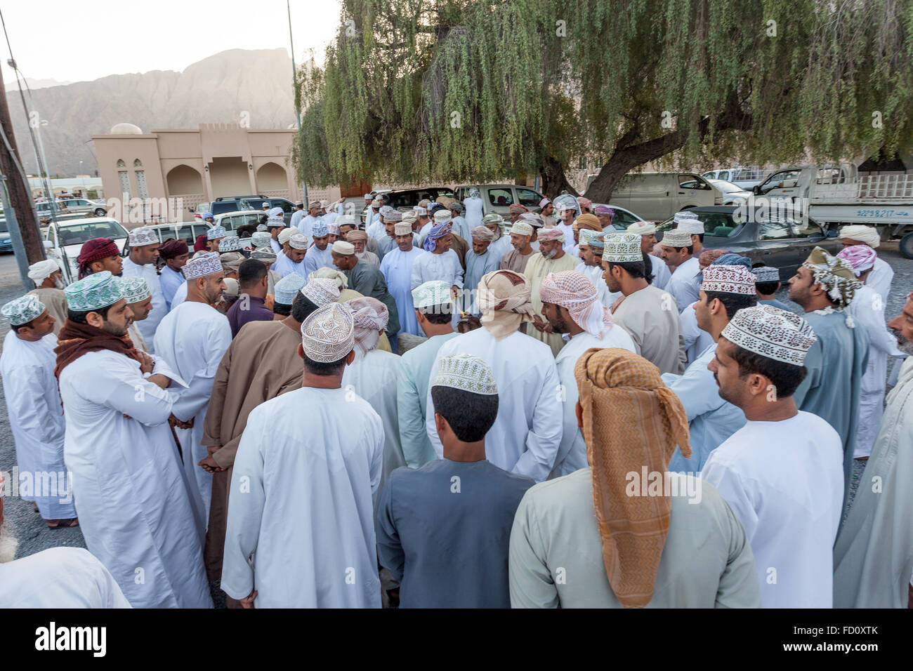 Les hommes omanais au marché de Nakhl, Oman Banque D'Images